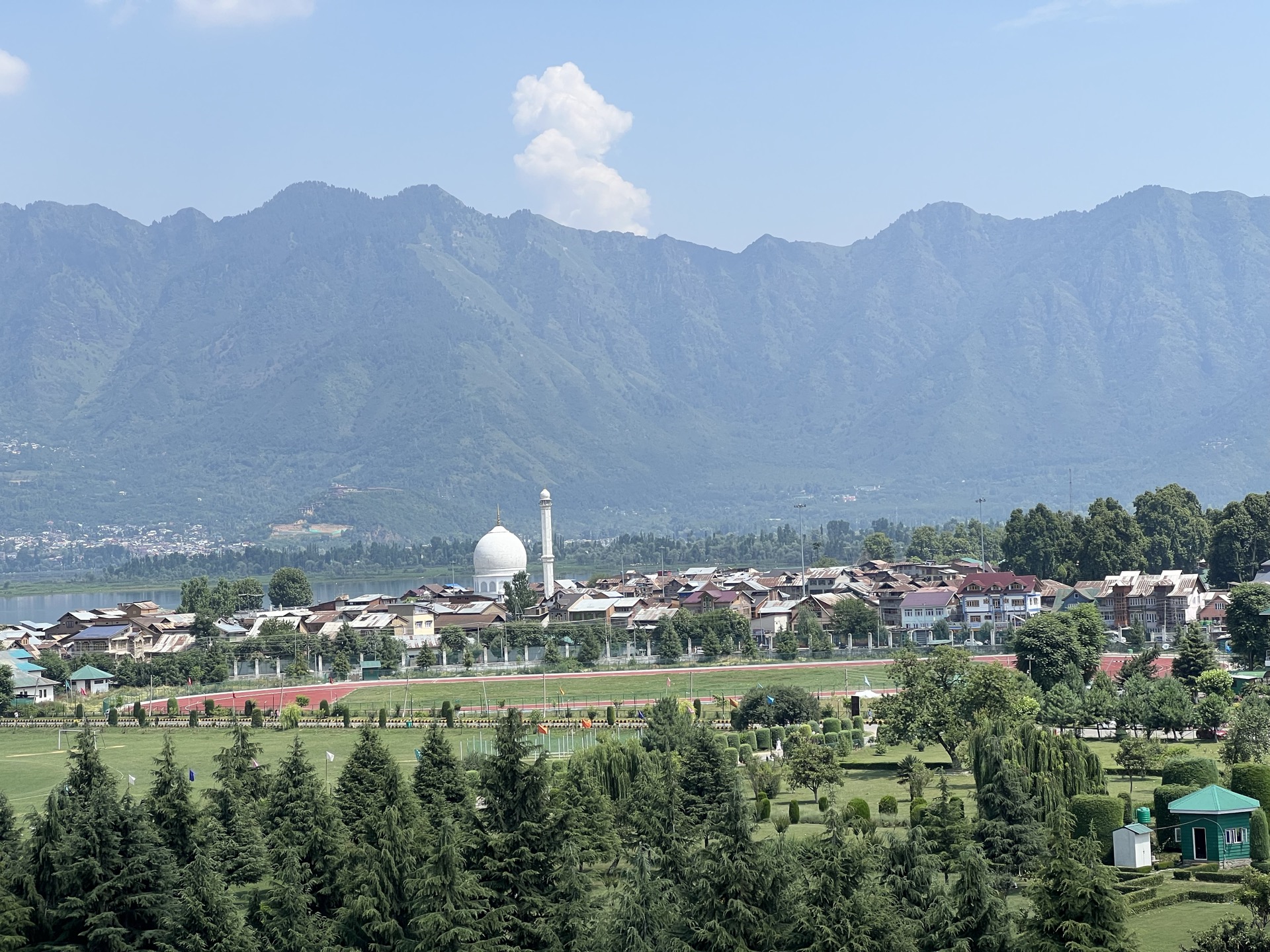 Srinagar lake and mountain scenery